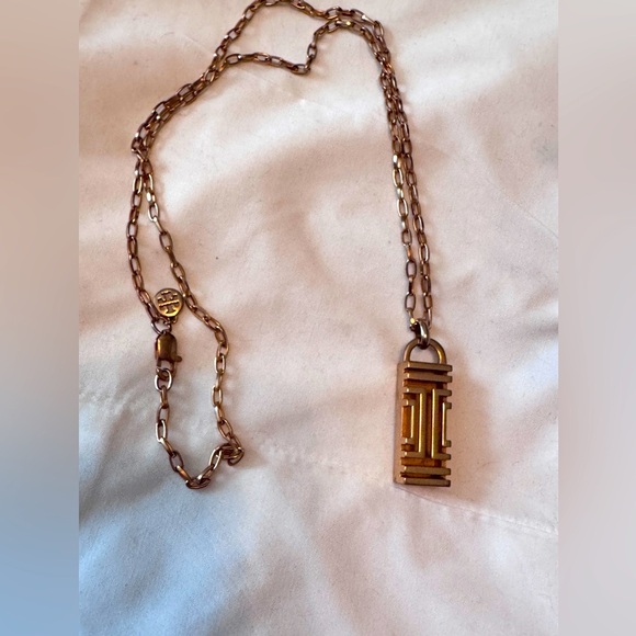 ✨ Tory Burch Rose Gold-Tone Logo Pendant Necklace | Vintage-Inspired Statement - Picture 6 of 16
